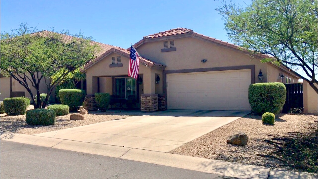 4557 E Coyote Washington Dr in Cave Creek, AZ - Foto de edificio