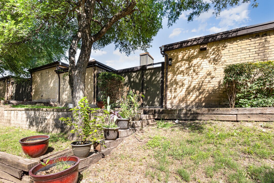 4665 Country Creek Dr, Unit 1157 in Dallas, TX - Building Photo