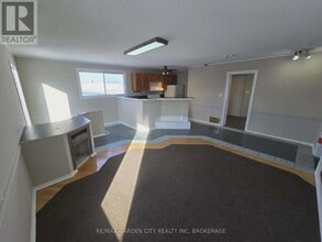 215 Roberts Rd in Grimsby, ON - Building Photo - Building Photo