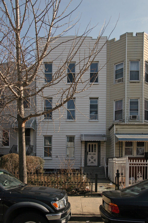 30 Woodbine St in Brooklyn, NY - Building Photo