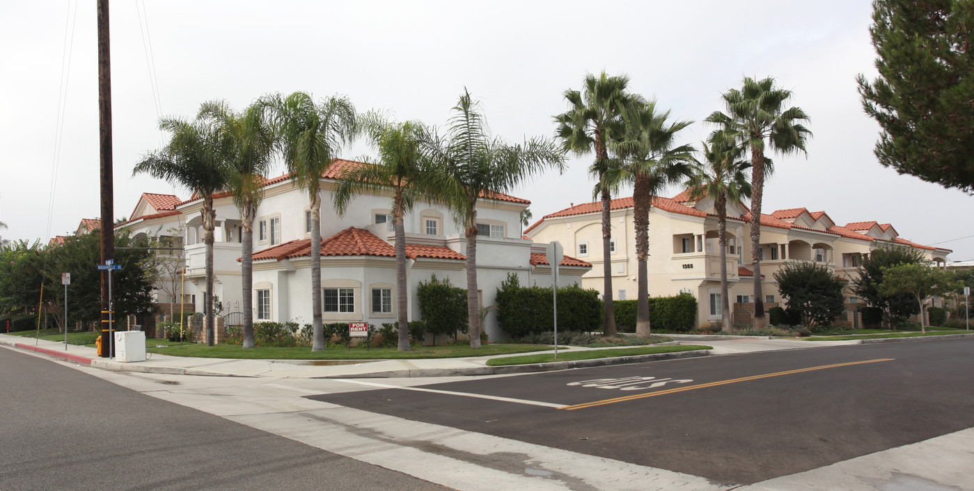 Pacific Breeze Townhomes in Huntington Beach, CA - Building Photo