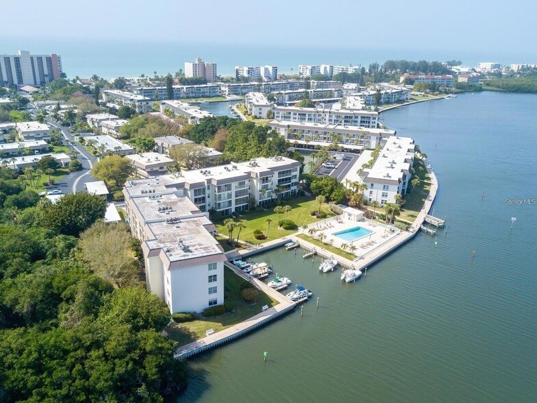 600 Sutton Pl, Unit 201 in Longboat Key, FL - Building Photo