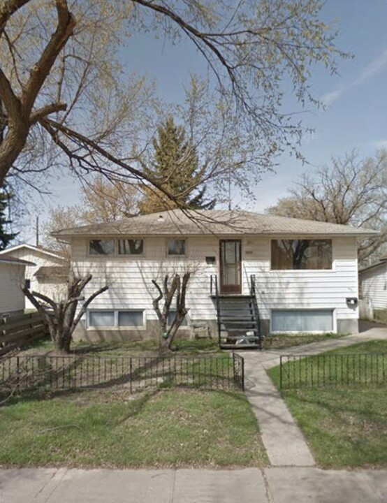 1010 Montgomery St in Moose Jaw, SK - Building Photo