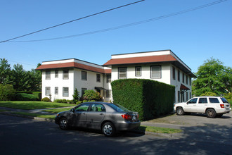 Inverness Apartments in Portland, OR - Building Photo - Building Photo