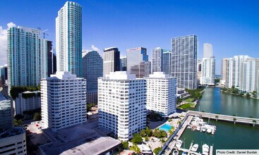 905 Brickell Bay Dr, Unit 1521 in Miami, FL - Building Photo - Building Photo