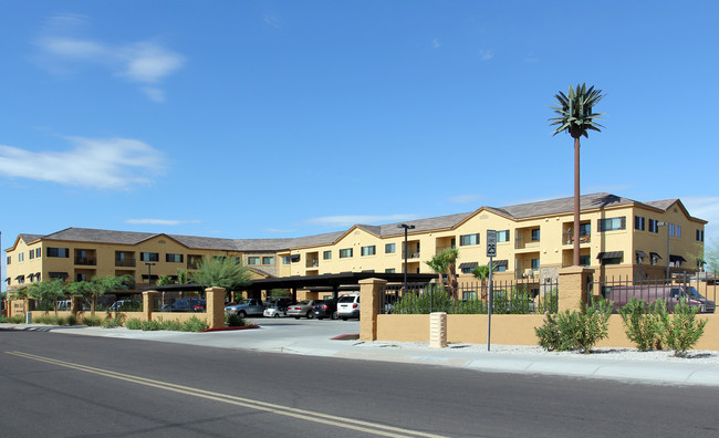 Aurora Village Apartments in Youngtown, AZ - Foto de edificio - Building Photo