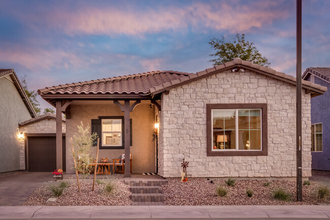 The Village at Hampton Court in Gilbert, AZ - Building Photo - Building Photo