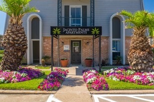 Casa Colinas in Houston, TX - Building Photo