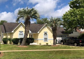 1925 Catamaran Dr in Navarre, FL - Building Photo