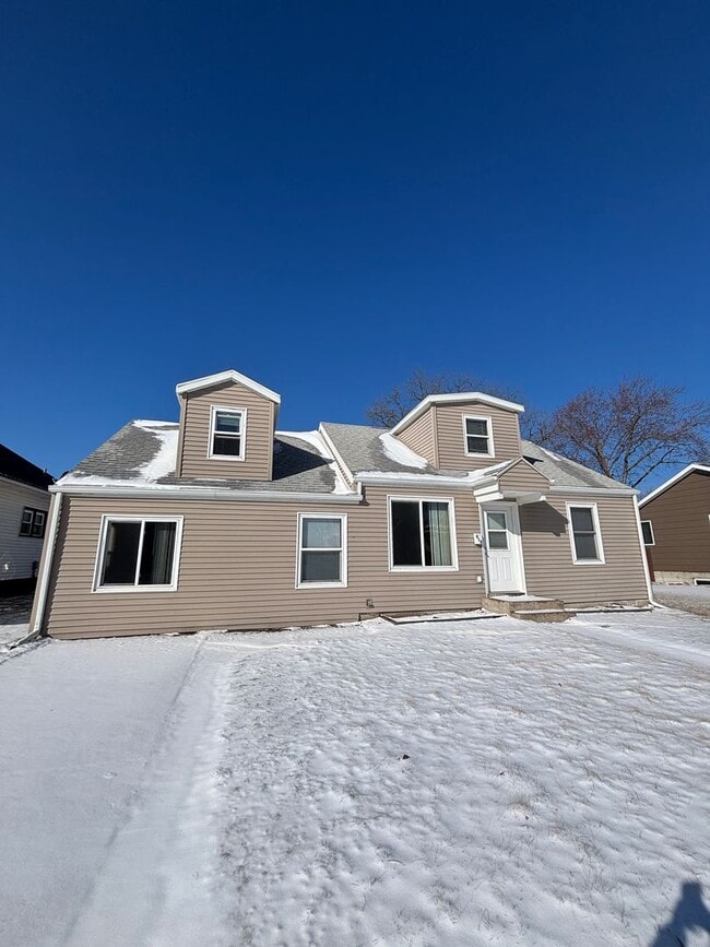 property at 918 S 1st St