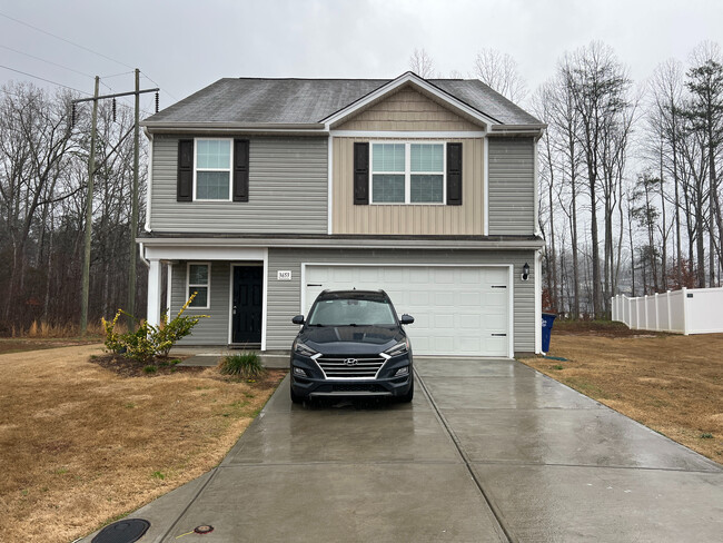 Room in House on Fallen Tree Dr in Winston-Salem, NC - Building Photo - Building Photo