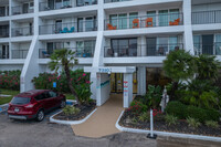 By the Sea Condominiums in Galveston, TX - Foto de edificio - Building Photo