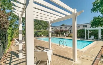 7901 Roosevelt Blvd, Unit B02 in Philadelphia, PA - Building Photo - Building Photo