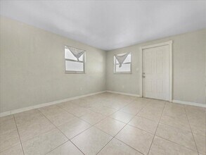 5406 Sholtz St, Unit B in Naples, FL - Foto de edificio - Building Photo