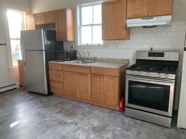 32 E Cottage St, Unit 2 in Dorchester, MA - Foto de edificio - Building Photo