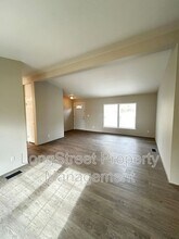 2520 NW Robinhood St in Albany, OR - Building Photo - Building Photo