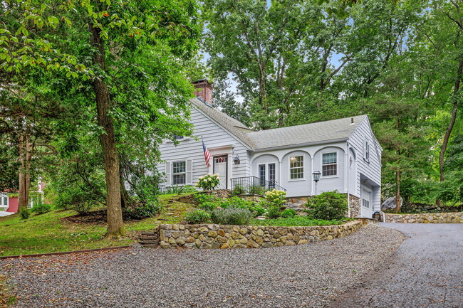 11 Cranbury Rd in Norwalk, CT - Building Photo - Building Photo