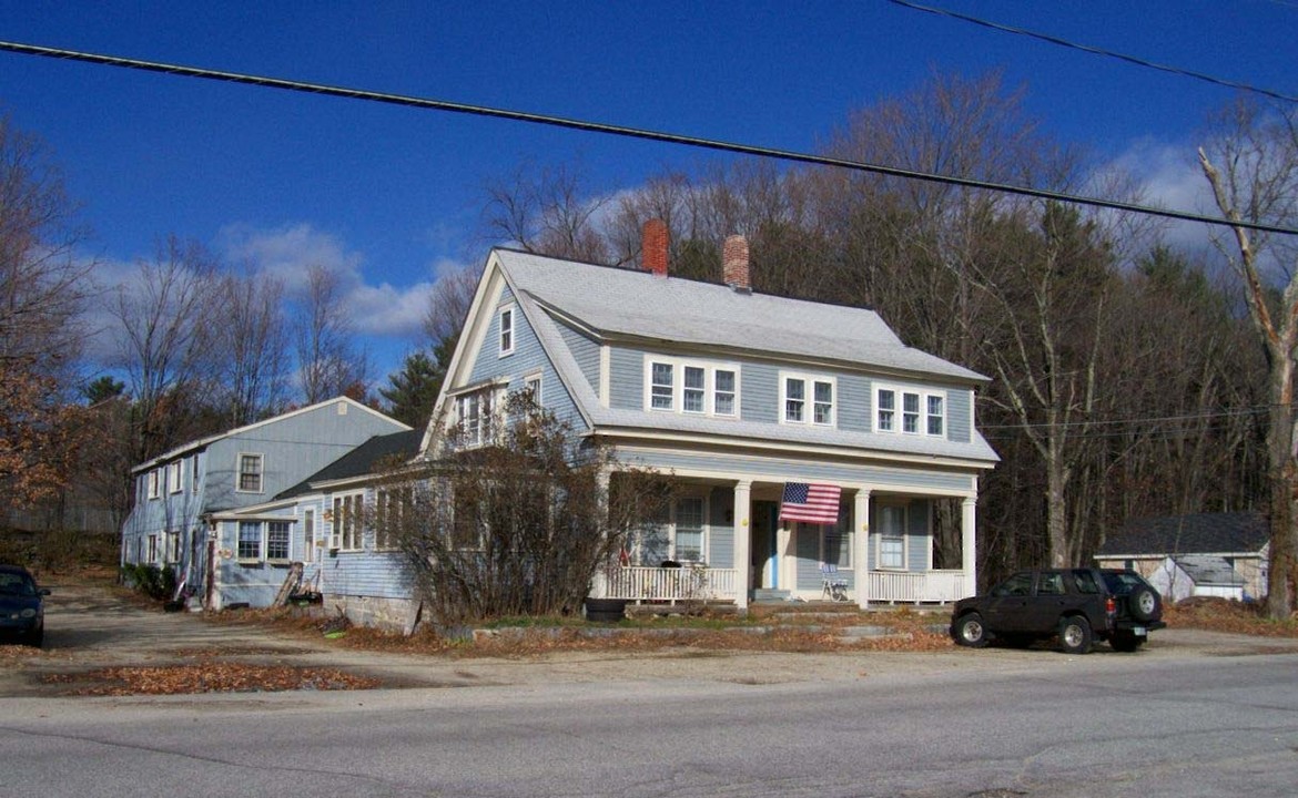 13 East Rd in Weare, NH - Building Photo