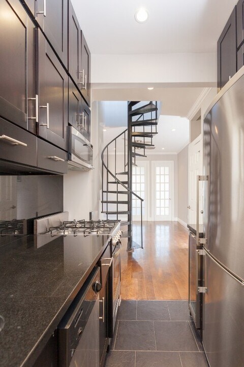 219 E 28th St in New York, NY - Building Photo