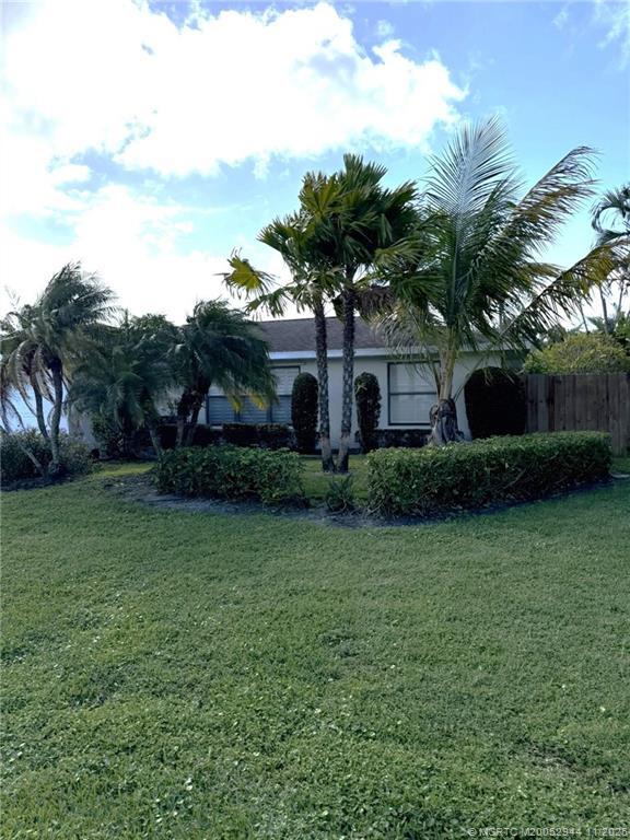 590 NE Lima Vias in Jensen Beach, FL - Building Photo - Building Photo