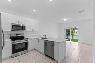 5515 NW 27th St in Lauderhill, FL - Building Photo - Building Photo