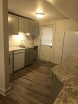 807 Washington Ave, Unit Apt A in Jeannette, PA - Building Photo