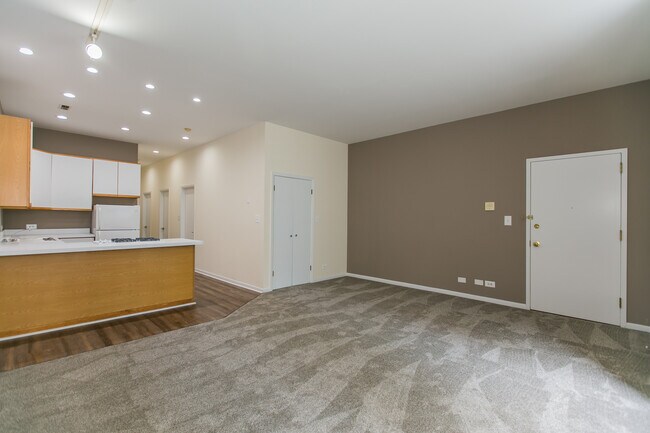 2338 N Clark St-Unit -2 in Chicago, IL - Building Photo - Building Photo