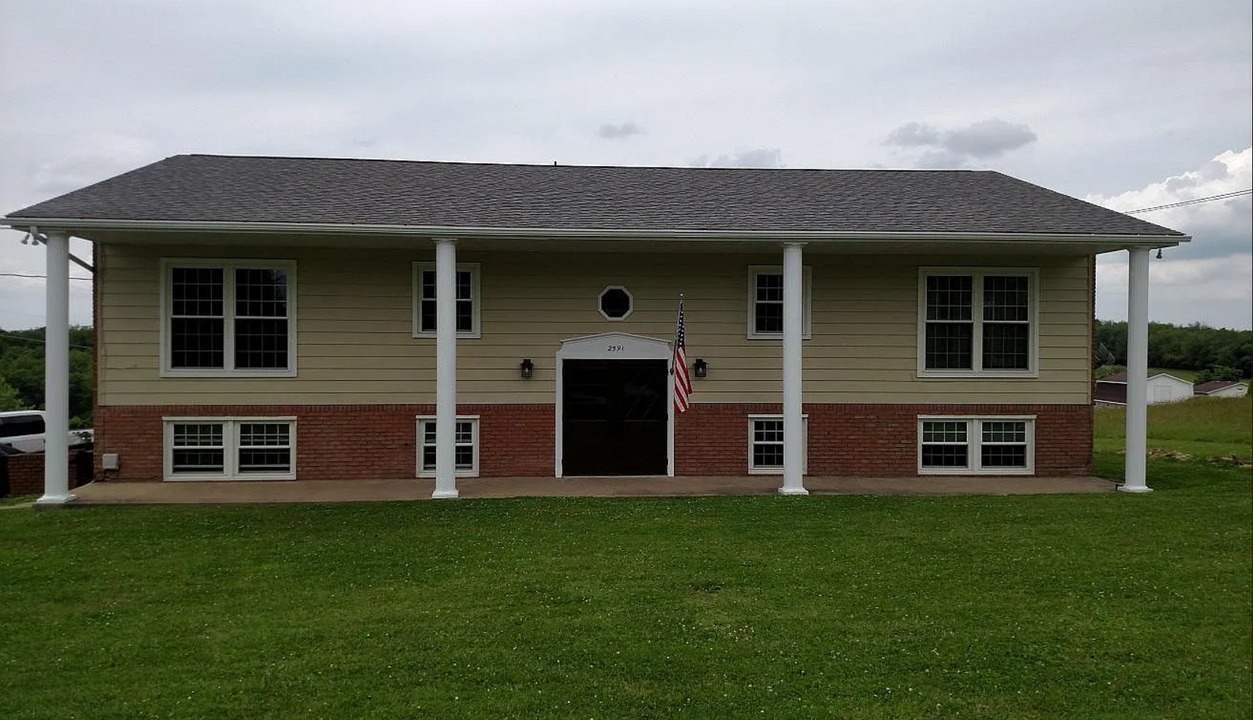 2591 Slope Hill Rd in Mount Pleasant, PA - Building Photo