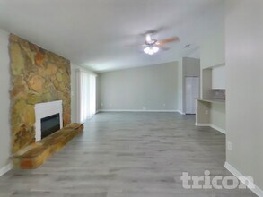 3183 Bee St E in Orange Park, FL - Foto de edificio - Building Photo