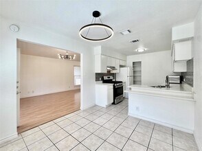 1423 W Braker Ln, Unit B in Austin, TX - Building Photo - Building Photo