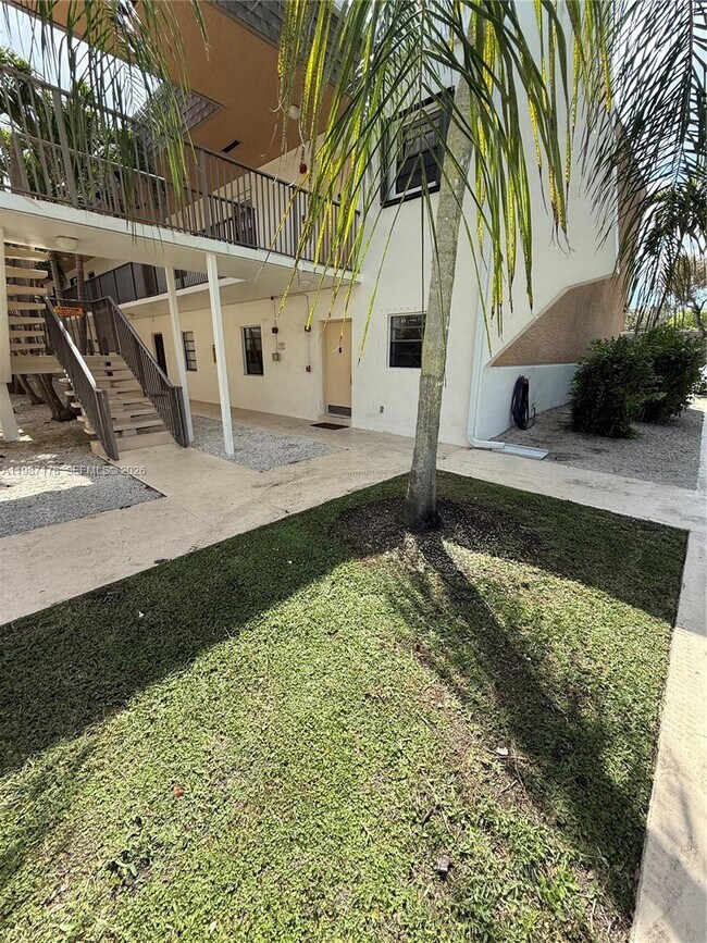 8261 SW 128th St in Pinecrest, FL - Building Photo - Building Photo