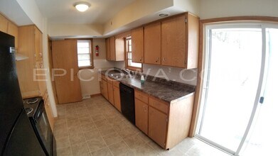 2911 Westwood Dr NW in Cedar Rapids, IA - Building Photo - Building Photo