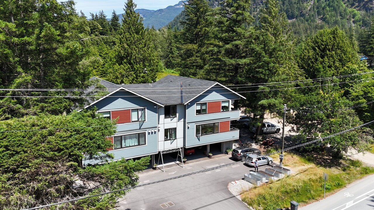 Cheakamus House in Squamish, BC - Building Photo