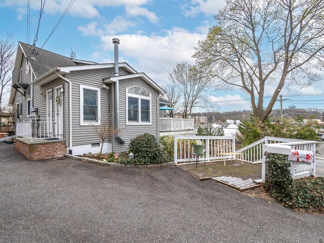 65 Shore Rd in Glen Cove, NY - Building Photo - Building Photo
