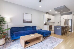 680 N Milwaukee Ave, Unit 504 in Chicago, IL - Building Photo
