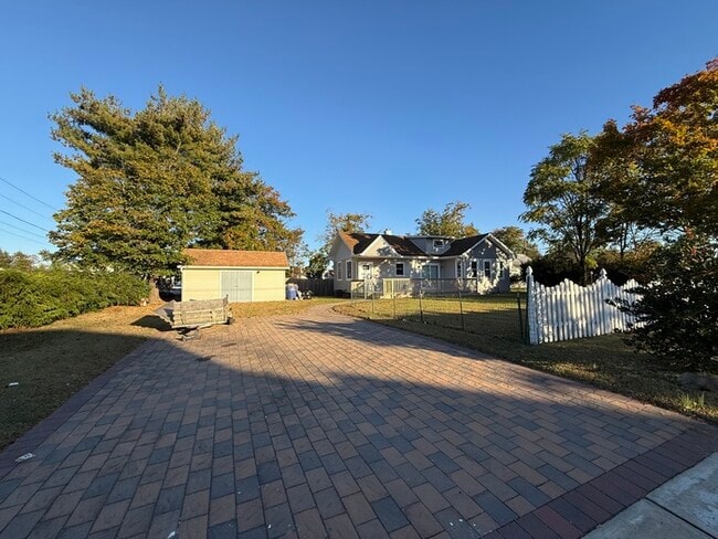 4 Dresser Ave in Burlington, NJ - Building Photo - Building Photo