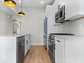 48 Woodward St, Unit 3 in Boston, MA - Foto de edificio - Building Photo