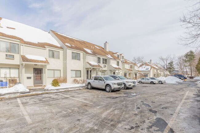 85 N Main St in East Hampton, CT - Foto de edificio - Building Photo