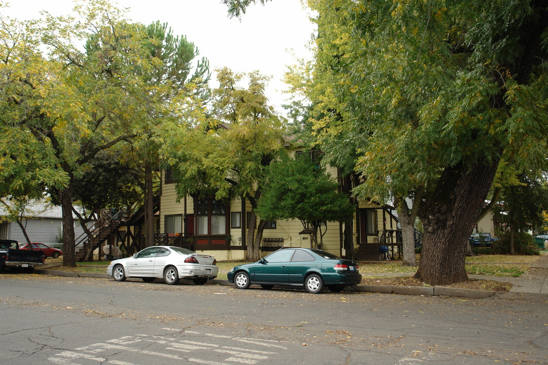 742 W 4th St in Chico, CA - Building Photo