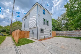 8125 Eastover St-Unit -A in Houston, TX - Building Photo - Building Photo