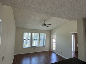 4021 Crockers Lake Blvd-Unit -1525 in Sarasota, FL - Foto de edificio - Building Photo