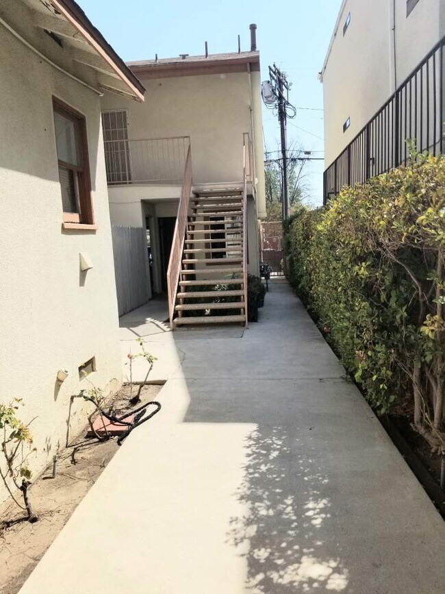 17112 Chatsworth St Apartments and Nearby Granada Hills Apartments For