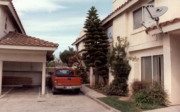 Hamilton Court Apartments in Costa Mesa, CA - Building Photo - Building Photo