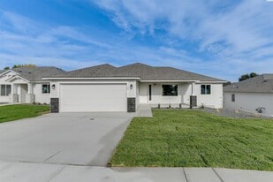 79 W 22nd Pl in Kennewick, WA - Building Photo