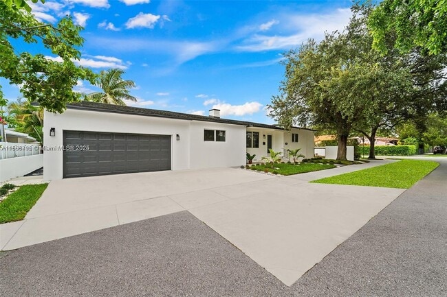 555 SW 51st Ave in Coral Gables, FL - Building Photo - Building Photo