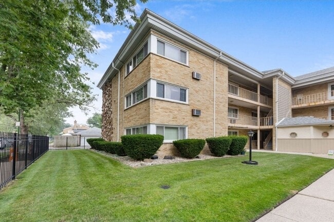 property at 7206 W Wellington Ave