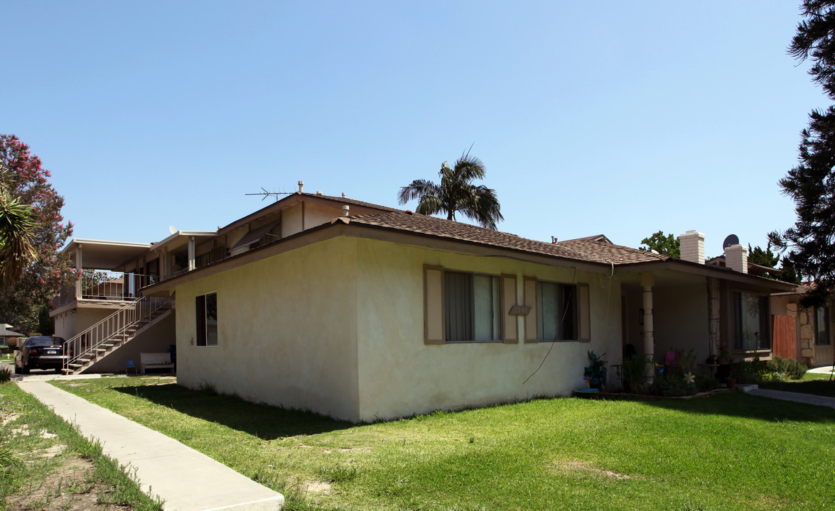 2341 E Omega Ave in Anaheim, CA - Building Photo