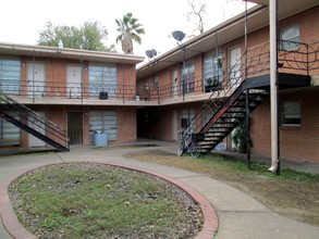 East Villa Apartments in Houston, TX - Building Photo - Building Photo