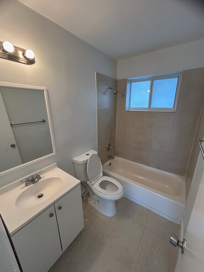 7421 Venetian St in Miramar, FL - Building Photo - Building Photo