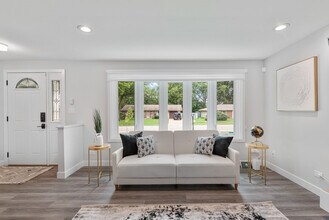 227 Wakefield Ln in Schaumburg, IL - Building Photo - Building Photo